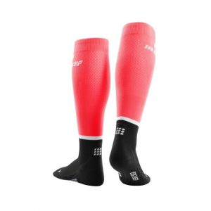CEP the run socks tall v4 Laufsocken Kompression pink black hinten