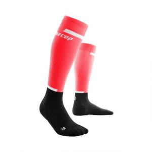 CEP the run socks tall v4 Laufsocken Kompression pink black vorne