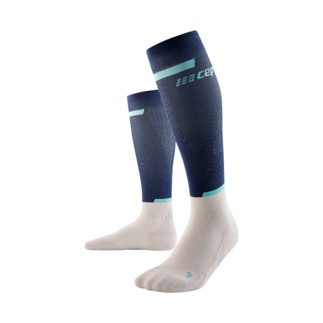 CEP the run socks tall v4 Laufsocken Kompression white blue vorne