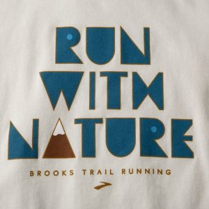 Brooks Distance Short Sleeve 2.0, Herren Sportshirt, Mist/ Run With Nature, Aufdruck vorne