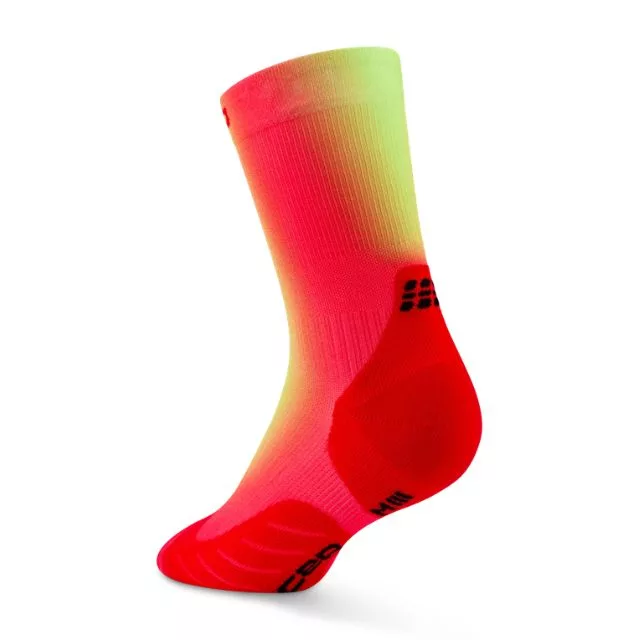 CEP Core Run Edt. Gradient Compression Socks Mid Cut red hinten